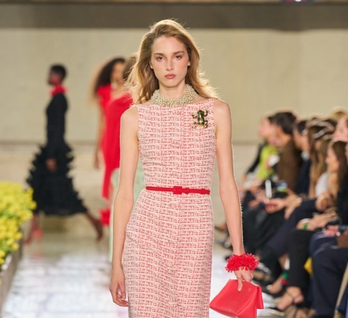 Carolina Herrera تعكس حقبة الثمانينات في مجموعتها لربيع وصيف 2027