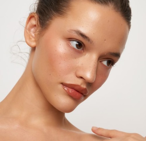 Anti-Blush: هل بات الاستغناء عن أحمر الخدود أبرز الصيحات الجمالية؟