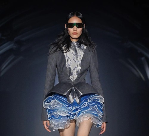 Alexander McQueen تعود إلى لندن مع مجموعة مستوحاة من وجهي المدينة المتناقضين