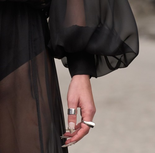 توقّفي عن وضع خاتم واحد واتّبعي أحدث صيحات المجوهرات.. Ring Stacking!