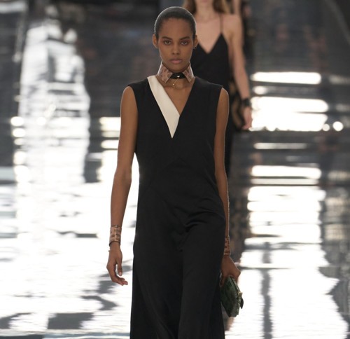 الأسود يحضر بقوّة في مجموعة Fendi لربيع وصيف 2027