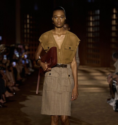 Ferragamo تستوحي من ملابس العمل في أربعينيات القرن الماضي لصيف 2027