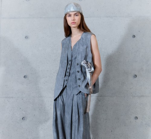 Emporio Armani تجسّد التحوّل بفعل الزمن في مجموعتها لصيف 2027