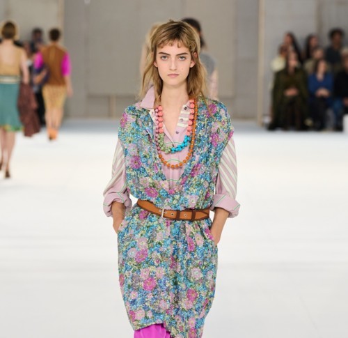 مجموعة Dries Van Noten تزخر بالتفاصيل الدراميّة