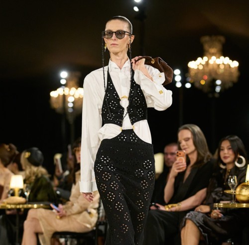 Schiaparelli تتبنى البساطة والمرح والسريالية لموسم ربيع وصيف 2027