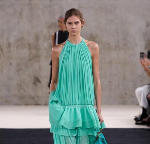 Lanvin تجمع بين الحسية والهندسة والمرح في ربيع وصيف 2027