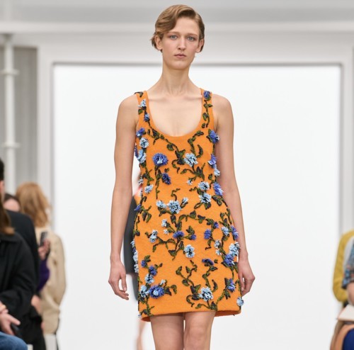 مجموعة Loewe لصيف 2027 تُضفي ألوانًا زاهية uلى أسبوع الموضة في باريس