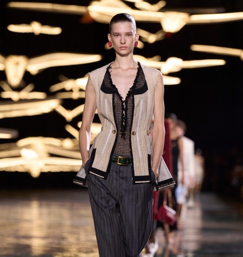 Chanel تعيد صيغة سماتها المميّزة في أزياء ربيع وصيف 2027