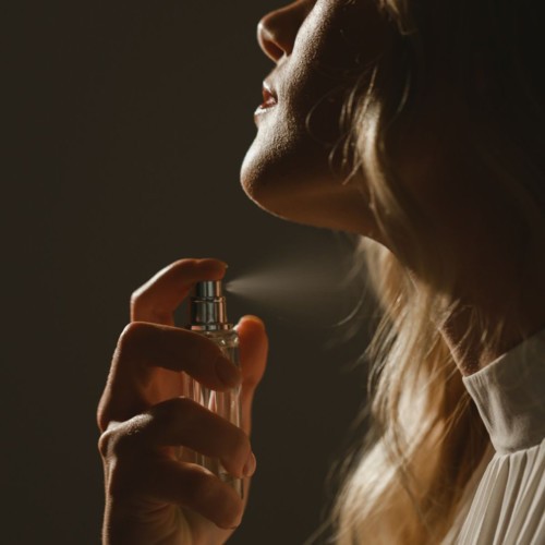 متى يكون الوقت المثالي لتغيير عطرك؟