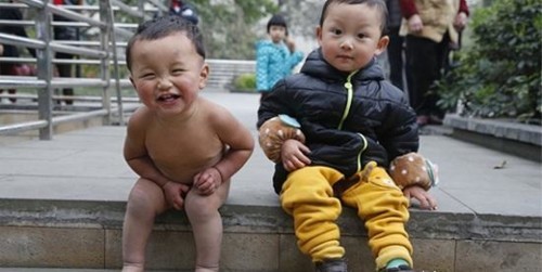 بالصور: صيني يترك طفله عارياً صيفاً شتاءً، فما هو السبب؟