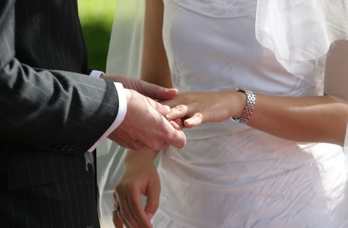 5 أسباب تدفع الشاب العربي للزواج من الأجنبية!