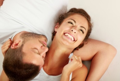 ما الذي يحقّق السعادة الزوجيّة المال أم الجنس؟