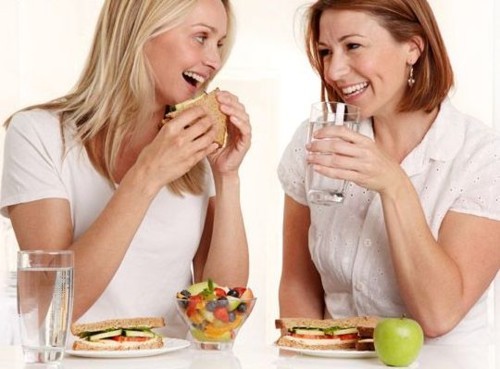 هل شرب الماء بعد الأكل مضر بالصحّة؟