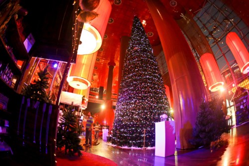 سواروفسكي تضيء شجرة عيد الميلاد في غاليري لافايت
