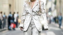 إطلالات من موضة الشارع تليق بموسم الأعياد