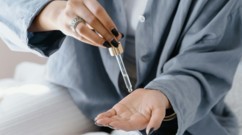 بعد فوائده الصحيّة، إليكِ فوائد زيت المورينغا في العناية بالبشرة!