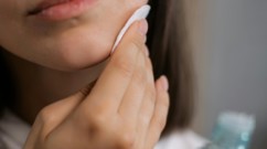 تونر الوجه، مستحضر أساسي في روتين العناية بالبشرة أم مكمّل؟