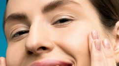 خطوات تنظّف المسام وتخفّف البثور ليصبح وجهك نضرًا