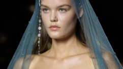 وعد العقيلي: تنسج إيقاع البحر في عالم الأزياء خلال أسبوع الموضة في الرياض