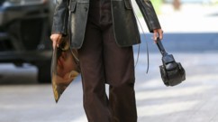 الجينز البني يسيطر على الإطلالات الخريفية