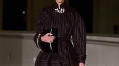 التقليمات العاموديّة تذهلنا في موضة الشتاء