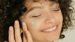 مكوّنات عليكِ البحث عنها في مستحضرات العناية بمنطقة العينين