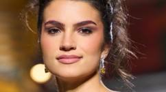 خطوات سهلة وسريعة لتطبيق مكياج العيون الدخاني في السهرات