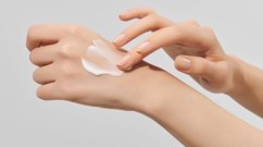 أنجح 7 خلطات منزلية لعلاج جفاف اليدين في الشتاء