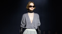 من قفازات الجلد إلى واقيات الأذن.. 7 أكسسوارات شتوية رائجة هذا الموسم