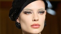 حيل من أشهر خبراء المكياج لفتح العين المبطّنة بخطوات سهلة