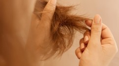 3 مؤشرات تدلّ على أنكِ تفقدين الكثير من شعركِ بحسب الخبراء