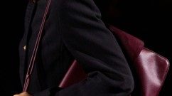 اللون العنّابي.. صيحة غير متوقّعة تسيطر على حقائب صيف 2026