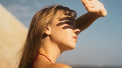 واقي شمس لفروة الرأس؟ نعم، أنتِ بحاجة إليه هذا الصيف
