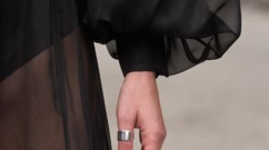 توقّفي عن وضع خاتم واحد واتّبعي أحدث صيحات المجوهرات.. Ring Stacking!