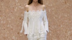 الرومانسية تلتقي بالجرأة في مجموعة Chloé لربيع وصيف 2027