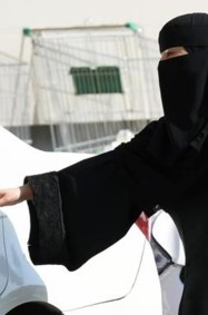 شابة سعودية تقفز من سيارة أجرة بعد تحرش السائق بها