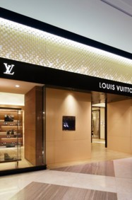 دار لويس فويتون تحتفل بافتتاح أول متجر لها مخصص للأحذية