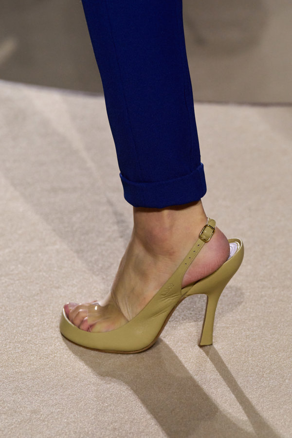 أحذية Slingback تزيد من أنوثة إطلالاتك وإليك طرق تنسيقها