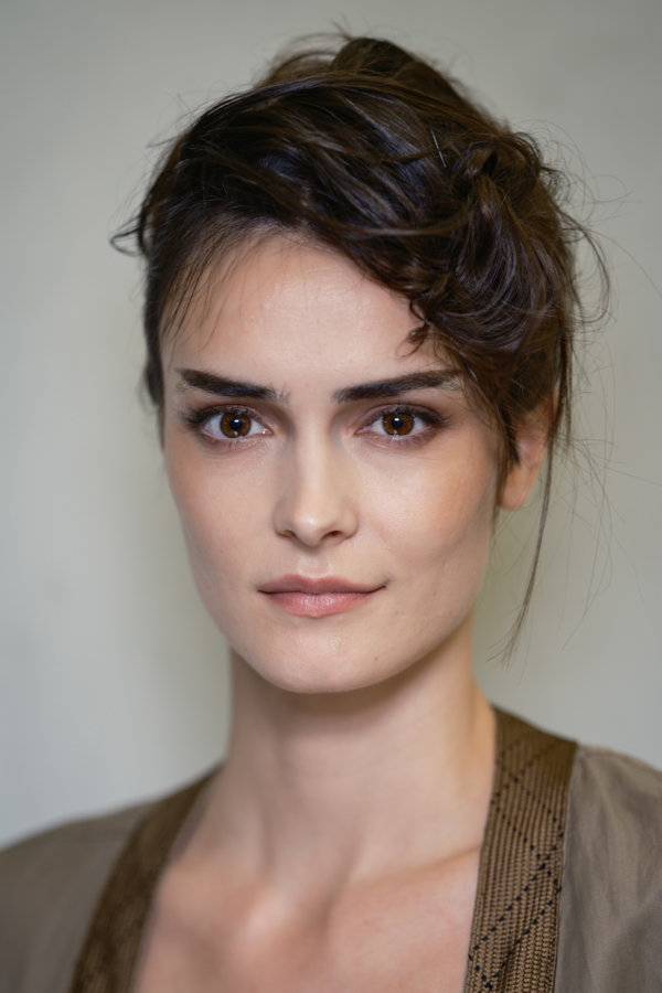 خطوات سهلة وسريعة لتطبيق مكياج العيون الدخاني في السهرات