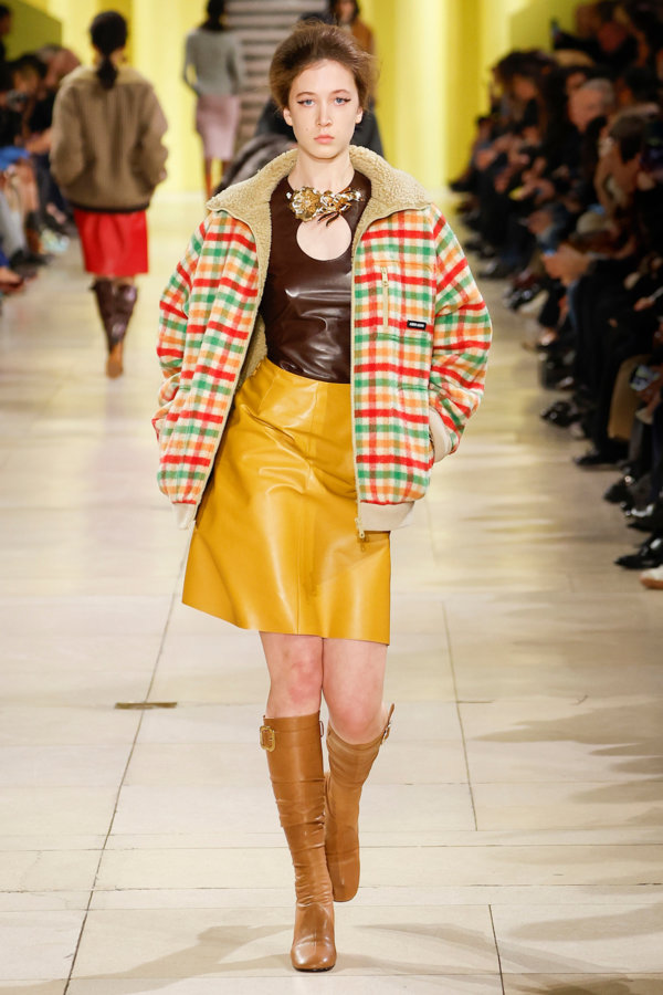 ستحبين ارتداء الجلد الملون بفضل هذه الإطلالات