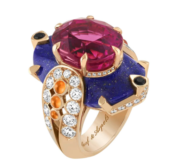 خواتم الكوكتيل الجريئة تستعيد مكانتها في عالم المجوهرات الفاخرة