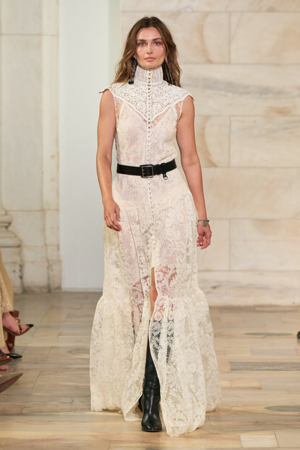 أبرز تصاميم الأحذية التي يمكنك انتعالها مع الفستان الشتوي