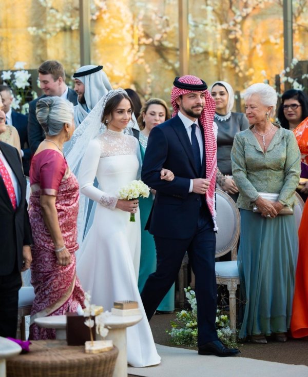 العروس برفقة شقيقها ولي العهد الأمير الحسين بن عبد الله