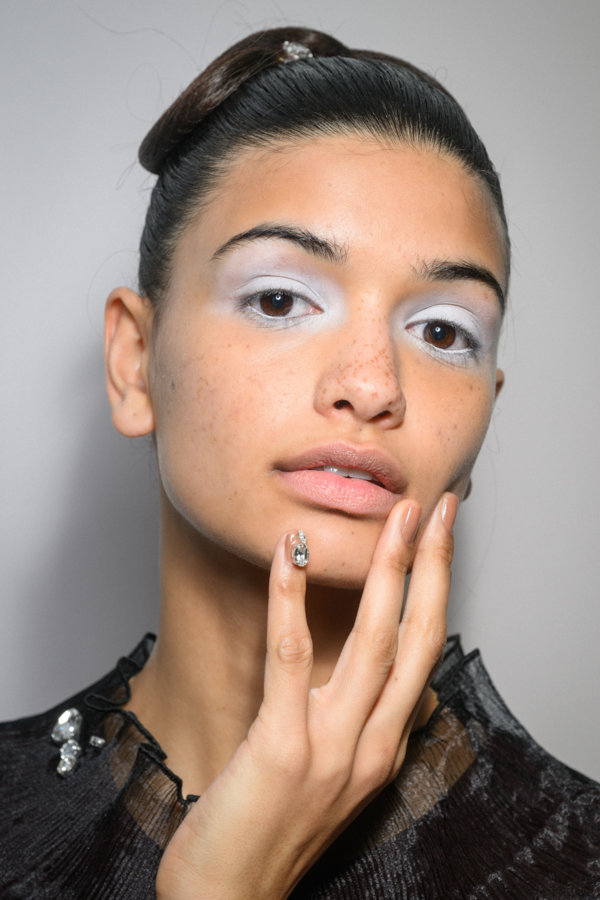 استقبلي عام 2026 بهذه الألوان اللافتة من طلاء الأظافر