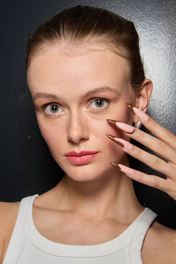 استقبلي عام 2026 بهذه الألوان اللافتة من طلاء الأظافر