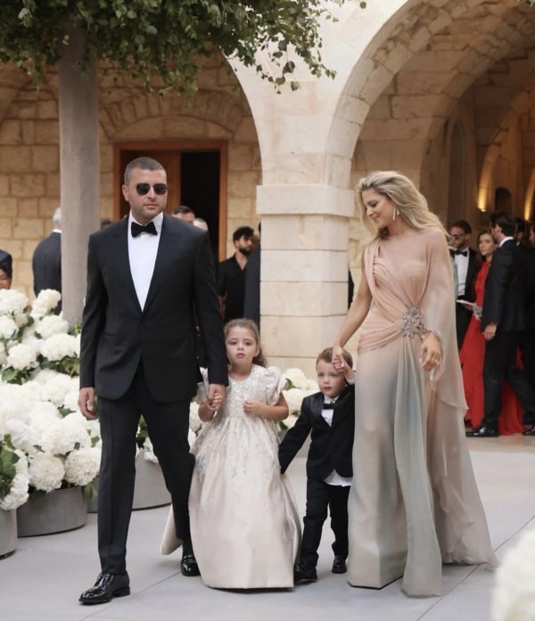 حفيد إيلي صعب في لقطة مؤثرة مع والدته