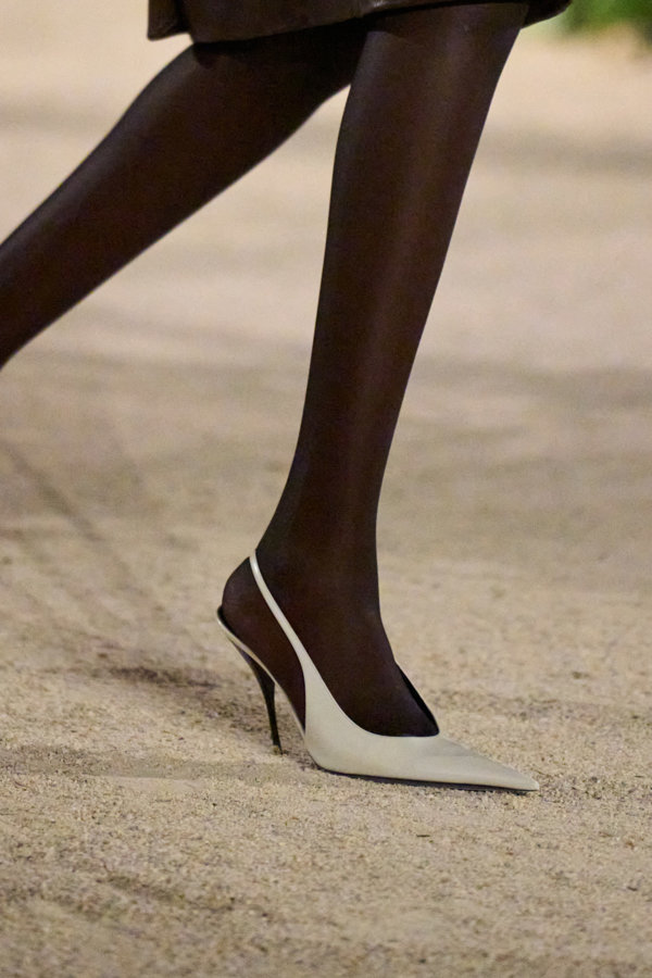 أحذية Slingback تزيد من أنوثة إطلالاتك وإليك طرق تنسيقها