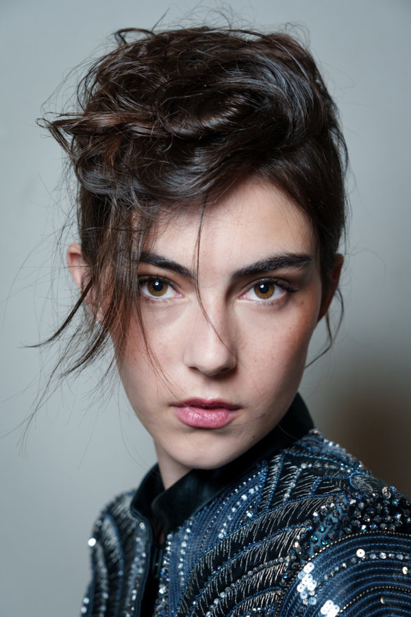 خطوات سهلة وسريعة لتطبيق مكياج العيون الدخاني في السهرات