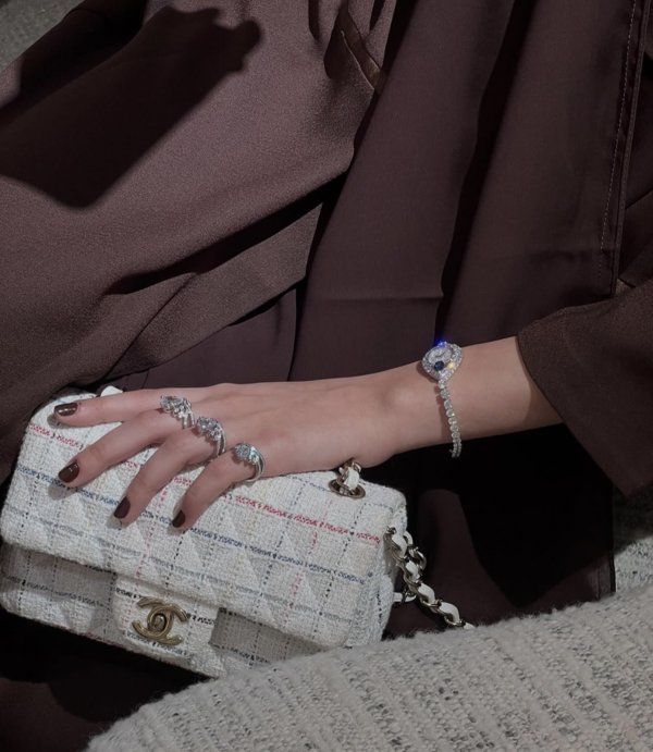 نصائح لتنسيق المجوهرات مع العبايات نصائح لتنسيق المجوهرات مع العبايات