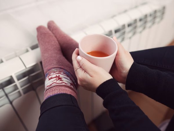 برودة اليدين والقدمين، علامة عابرة أم مؤشر صحي خطير؟